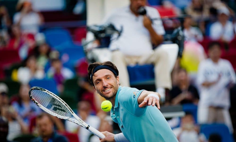 El tenista francés Arthur Rinderknech celebra después de ganar su partido de cuartos de final de individuales masculinos contra el canadiense Felix Auger-Aliassime en el torneo de tenis de Shanghai, China. EFE/EPA/ALEX PLAVEVSKI