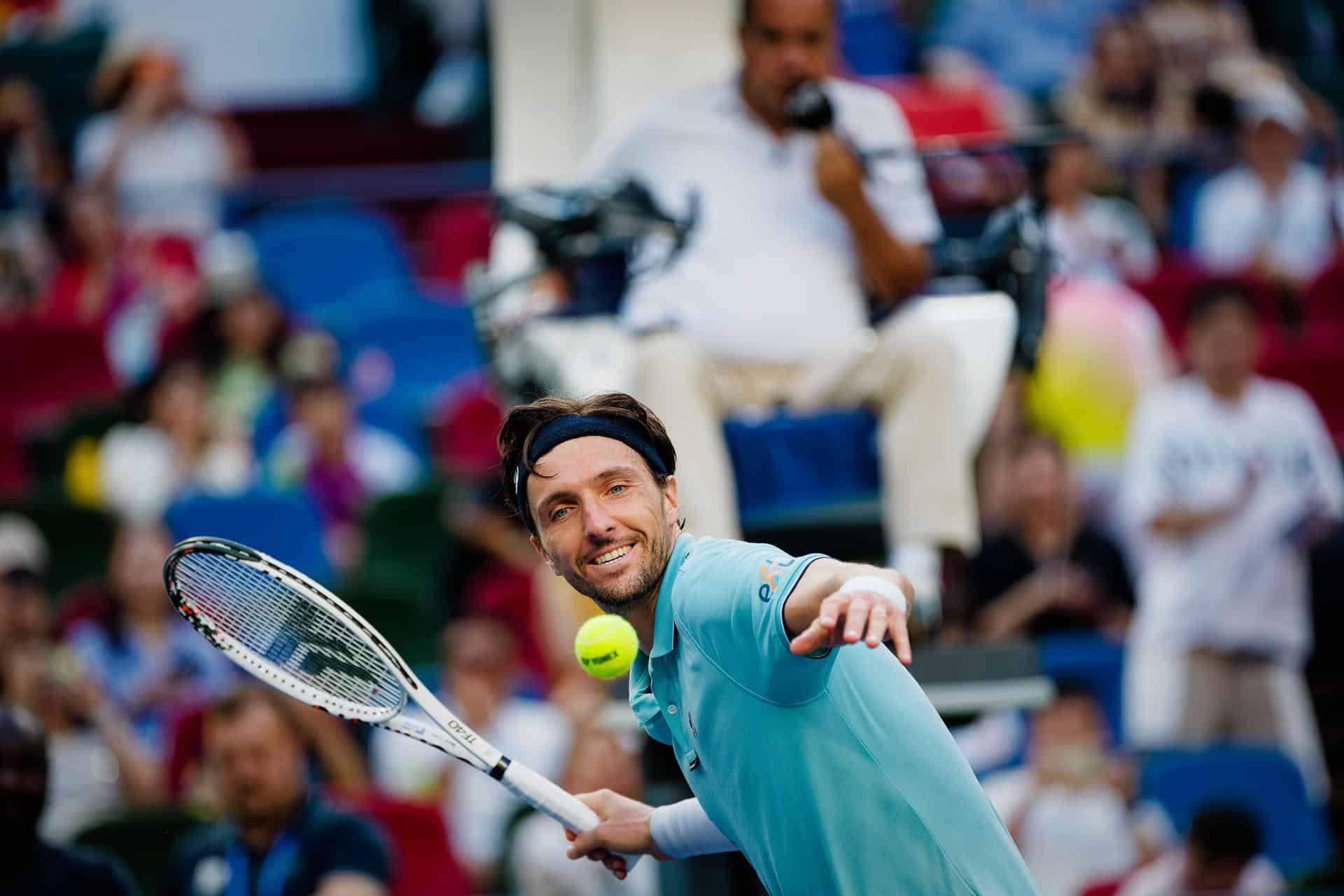 El tenista francés Arthur Rinderknech celebra después de ganar su partido de cuartos de final de individuales masculinos contra el canadiense Felix Auger-Aliassime en el torneo de tenis de Shanghai, China. EFE/EPA/ALEX PLAVEVSKI