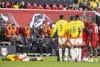Jugadores de Colombia reaccionan este martes al juego fuerte practicado por la selección de Canadá durante el partido jugado este martes en el estadio Red Bull Arena de Nueva Jersey. EFE/ Ángel Colmenares