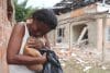 Una mujer abraza a su mascota tras una explosión este 9 de octubre de 2025, en Robles, Jamundí (Colombia). EFE/ Ernesto Guzmán