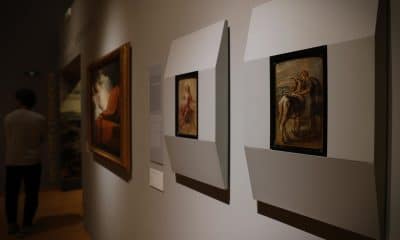 Un hombre camina junto a los dos óleos sobre tabla de Rubens robados hace ahora 40 años del museo de Belas Artes de A Coruña. El reciente asalto al Museo del Louvre en París ha puesto en el foco la vulnerabilidad de las grandes colecciones de arte y obliga a repasar casos como el robo de estas dos obras y su posterior recuperación tras una compleja operación internacional. 
EFE/Cabalar