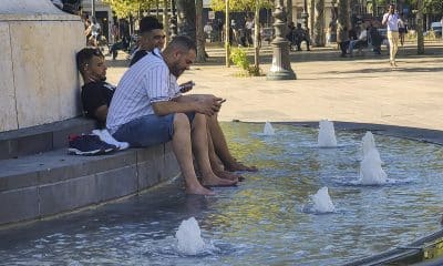 Varias personas se refrescan en una fuente ornamental de la plaza de la República de París (Francia). Foto de archivo. EFE/Edgar Sapiña Manchado