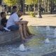 Varias personas se refrescan en una fuente ornamental de la plaza de la República de París (Francia). Foto de archivo. EFE/Edgar Sapiña Manchado