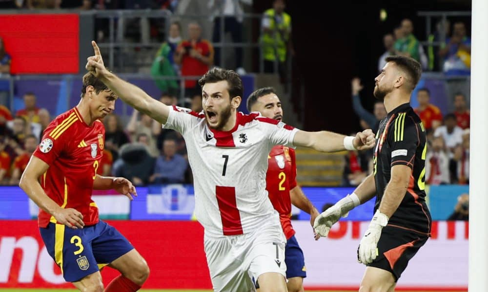 Imagen de archivo del delantero de la selección georgiana de fútbol Khvicha Kvaratskhelia (c) en un partido contra España. EFE/Alberto Estévez