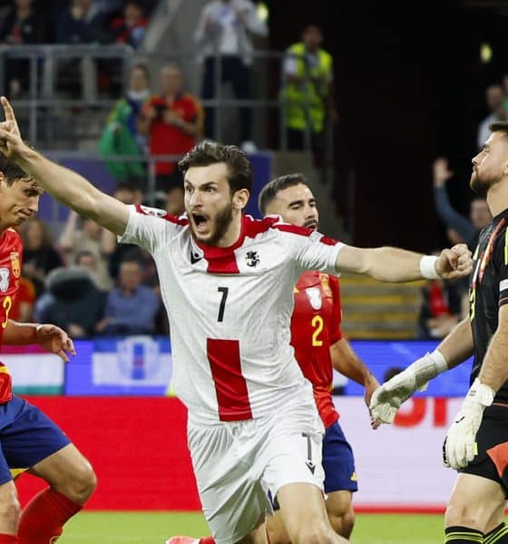 Imagen de archivo del delantero de la selección georgiana de fútbol Khvicha Kvaratskhelia (c) en un partido contra España. EFE/Alberto Estévez