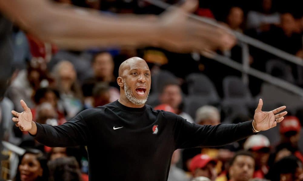 Fotografía de archivo del 01 de abril de 2025 del entrenador de los Portland Trail Blazers, Chauncey Billups, durante un partido en Atlanta (EE.UU.). EFE/EPA/ERIK S. LESSER SHUTTERSTOCK OUT/ARCHIVO