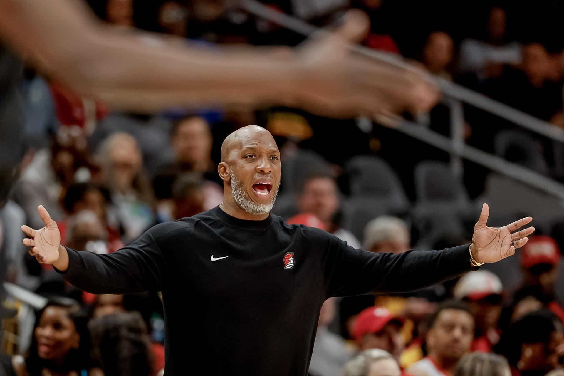 Fotografía de archivo del 01 de abril de 2025 del entrenador de los Portland Trail Blazers, Chauncey Billups, durante un partido en Atlanta (EE.UU.). EFE/EPA/ERIK S. LESSER SHUTTERSTOCK OUT/ARCHIVO