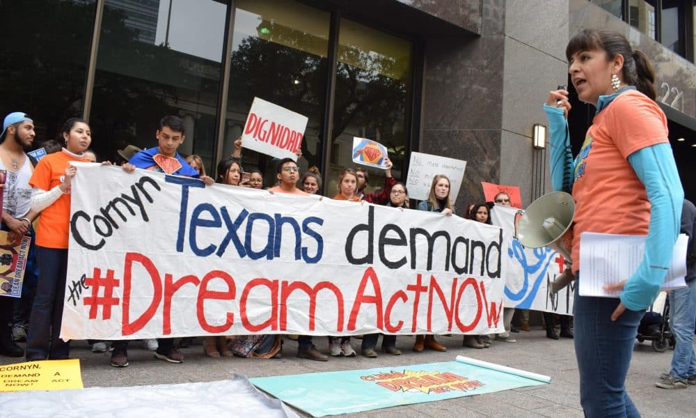 Una de las fundadoras de la organización United We Dream, Juleita Garibay, se dirige a las cerca de 250 personas congregadas en Austin (Texas).Imagen de archivo. EFE/Alex Segura