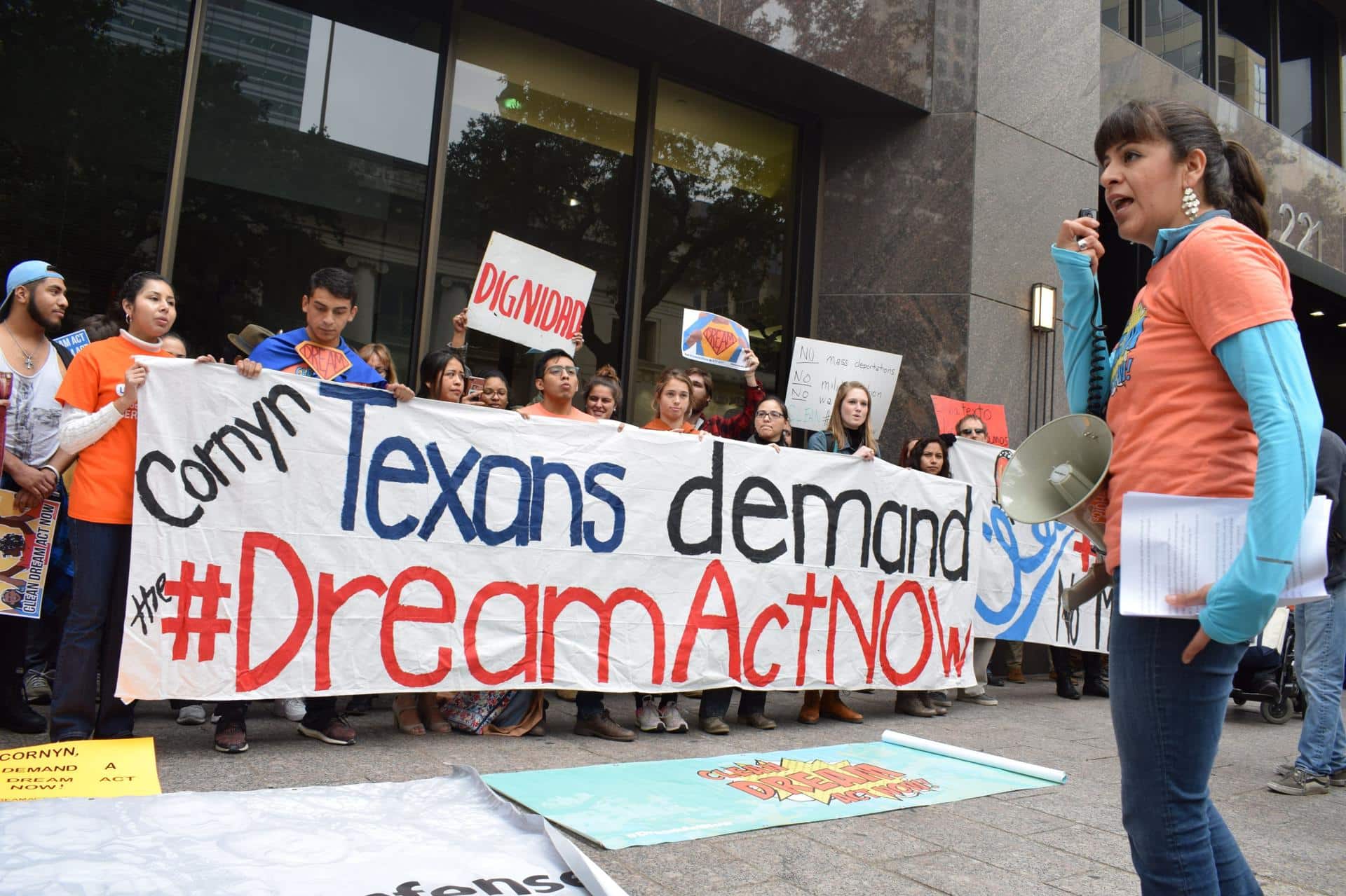 Una de las fundadoras de la organización United We Dream, Juleita Garibay, se dirige a las cerca de 250 personas congregadas en Austin (Texas).Imagen de archivo. EFE/Alex Segura