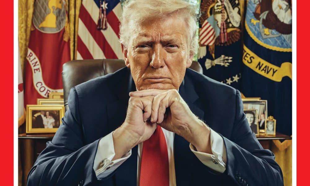 Fotografía cedida de la portada de la revista Time donde aparece el presidente estadounidense, Donald Trump, en el Despacho Oval de la Casa Blanca en Washington. EFE/Stephen Voss for TIME