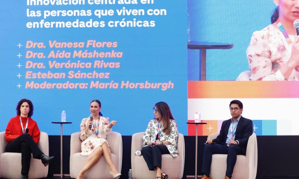 De izquierda a derecha, la jefa al servicio de retina del Hospital regional Adolfo López Mateos de México, Vanesa Flores Peredo, la jefa de servicio de hematología del Hospital Infantil de México Federico Gómez, Aída Máshenka Moreno, la neuróloga Verónica Rivas Alonso y el jefe de Oncología en el hospital Barros Luco de Chile, Esteban Sánchez, participan en el segundo día del Roche Press Day este miércoles, en Ciudad de México (México). EFE/ Sáshenka Gutiérrez
