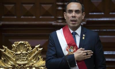 El presidente interino de Perú, José Jerí Oré, tras jurar su cargo ante el Pleno del Congreso en Lima. Jerí prometió en su primer discurso en el cargo empezar a construir las bases de la reconciliación del país, que atraviesa "una crisis constante que parece no tener fin", tras haber destituido a la presidenta Dina Boluarte. EFE/ John Reyes Mejía