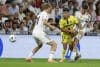 El delantero del Villarreal Alberto Moleiro, y el defensa del Real Madrid Dean Huijsen, durante el partido de la jornada 8 de LaLiga EA Sports que Real Madrid y Villarreal disputan en el estadio Santiago Bernabéu.- EFE/ Javier Lizón
