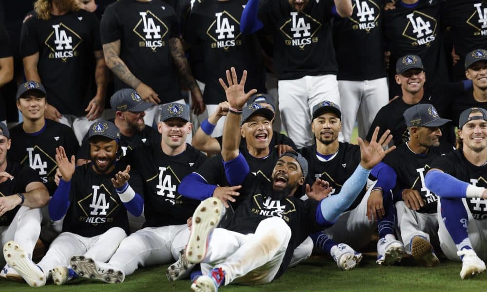 Los Dodgers de Los Ángeles celebran tras clasificarse este jueves a la Serie de Campeonato de la Liga Nacional en la postemporada de las Grandes Ligas al abrir una diferencia de 3-1 en la serie con los Filis de Filadelfia al mejor de 5.EFE/EPA/CAROLINE BREHMAN