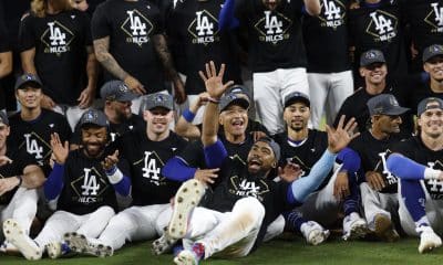 Los Dodgers de Los Ángeles celebran tras clasificarse este jueves a la Serie de Campeonato de la Liga Nacional en la postemporada de las Grandes Ligas al abrir una diferencia de 3-1 en la serie con los Filis de Filadelfia al mejor de 5.EFE/EPA/CAROLINE BREHMAN