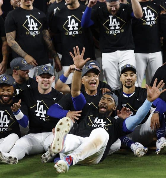 Los Dodgers de Los Ángeles celebran tras clasificarse este jueves a la Serie de Campeonato de la Liga Nacional en la postemporada de las Grandes Ligas al abrir una diferencia de 3-1 en la serie con los Filis de Filadelfia al mejor de 5.EFE/EPA/CAROLINE BREHMAN