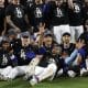 Los Dodgers de Los Ángeles celebran tras clasificarse este jueves a la Serie de Campeonato de la Liga Nacional en la postemporada de las Grandes Ligas al abrir una diferencia de 3-1 en la serie con los Filis de Filadelfia al mejor de 5.EFE/EPA/CAROLINE BREHMAN