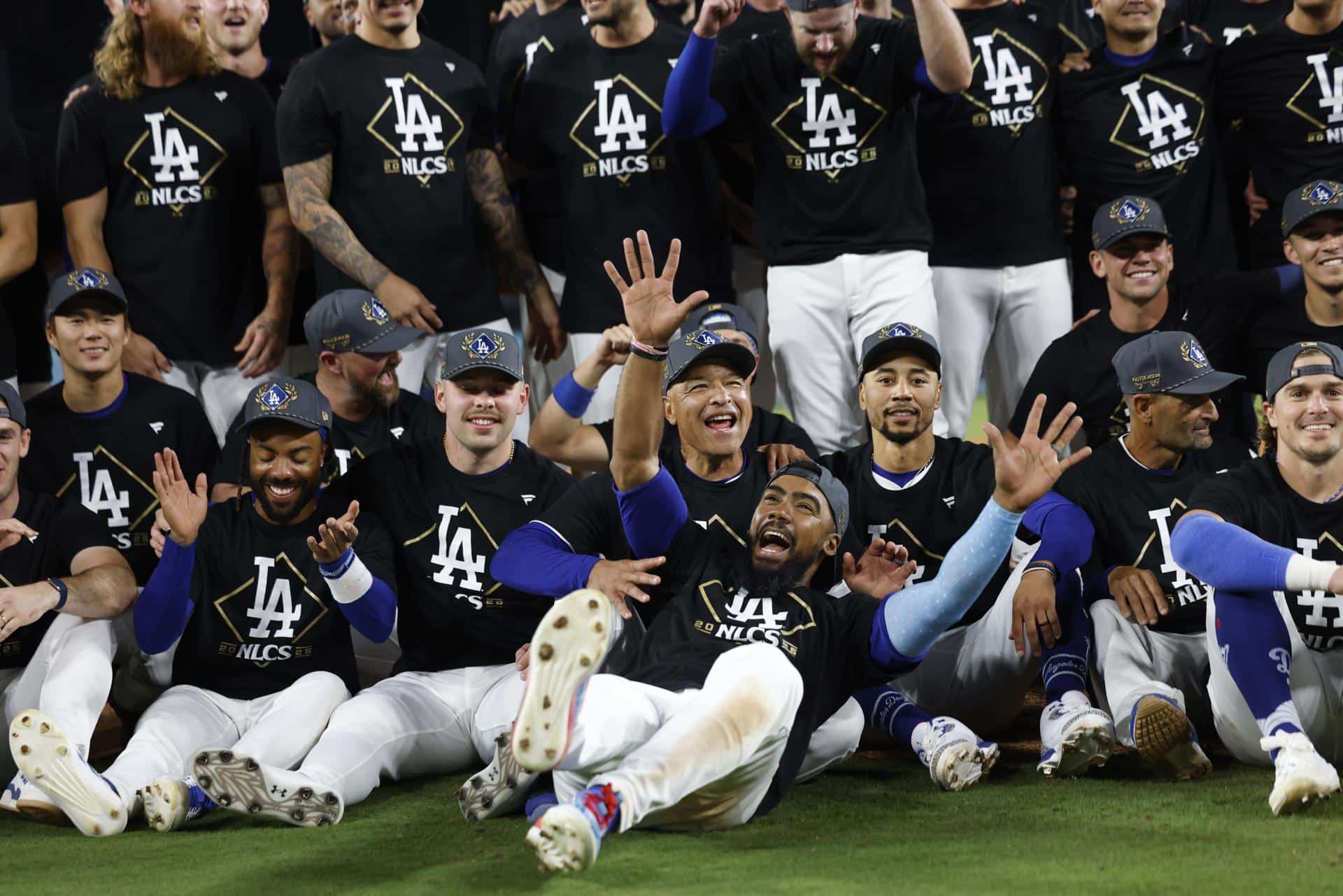 Los Dodgers de Los Ángeles celebran tras clasificarse este jueves a la Serie de Campeonato de la Liga Nacional en la postemporada de las Grandes Ligas al abrir una diferencia de 3-1 en la serie con los Filis de Filadelfia al mejor de 5.EFE/EPA/CAROLINE BREHMAN
