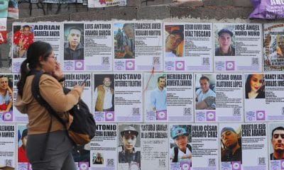 Una mujer pasa frente a carteles de búsqueda de personas este viernes, en la glorieta ‘Niños Héroes’, en Guadalajara (México). EFE/ Francisco Guasco