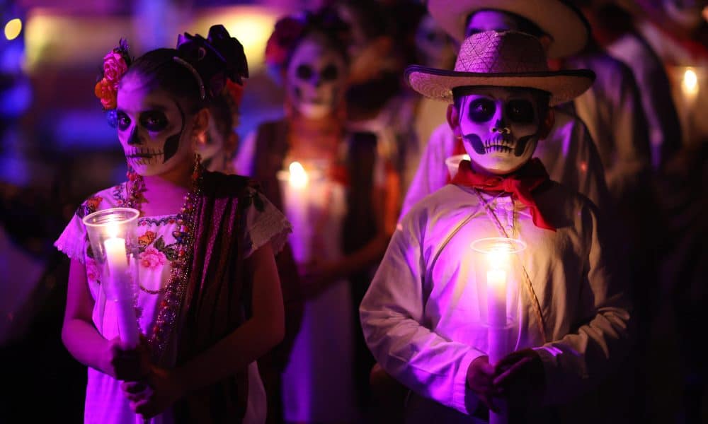 Personas disfrazadas de catrinas participan en el tradicional Paseo de las Ánimas en Mérida (México). Fotografía de archivo. EFE/ Lorenzo Hernández