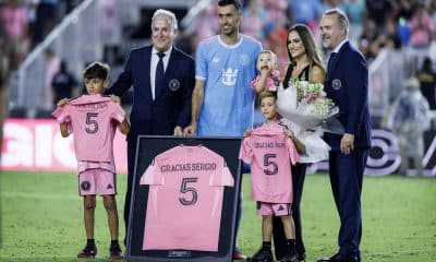 El centrocampista Sergio Busquets (c) posa junto a su familia y directivos del Inter Miami durante un homenaje tributado por su club a propósito de su decisión de poner fin a su carrera a finales de la temporada. EFE/EPA/CRISTOBAL HERRERA-ULASHKEVICH