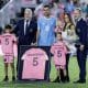 El centrocampista Sergio Busquets (c) posa junto a su familia y directivos del Inter Miami durante un homenaje tributado por su club a propósito de su decisión de poner fin a su carrera a finales de la temporada. EFE/EPA/CRISTOBAL HERRERA-ULASHKEVICH