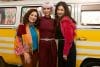 Fotograma cedido por DreamWorks Animation donde aparecen Gloria Estefan (i) como la abuela Gigi, Kristen Wiig (c) como Vera la dama de los gatos y Laila Lockhart Kraner como Gabby, durante el rodaje de 'La casa de muñecas de Gabby: La película', una cinta infantil que combina la acción real y la animación. EFE/ Dreamworks Animation /SOLO USO EDITORIAL/ NO VENTAS/ SOLO DISPONIBLE PARA ILUSTRAR LA NOTICIA QUE ACOMPAÑA (CRÉDITO OBLIGATORIO)