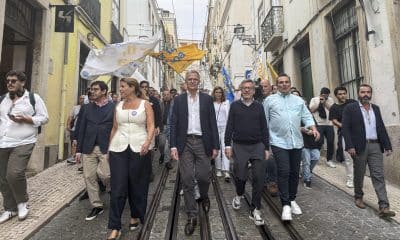 El alcalde de Lisboa, el conservador Carlos Moedas (3d), junto a su equipo de campaña en una acción de contacto directo con los votantes en el barrio de la Bica, en el centro de la capital portuguesa. EFE/Susana Samhan.