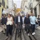 El alcalde de Lisboa, el conservador Carlos Moedas (3d), junto a su equipo de campaña en una acción de contacto directo con los votantes en el barrio de la Bica, en el centro de la capital portuguesa. EFE/Susana Samhan.