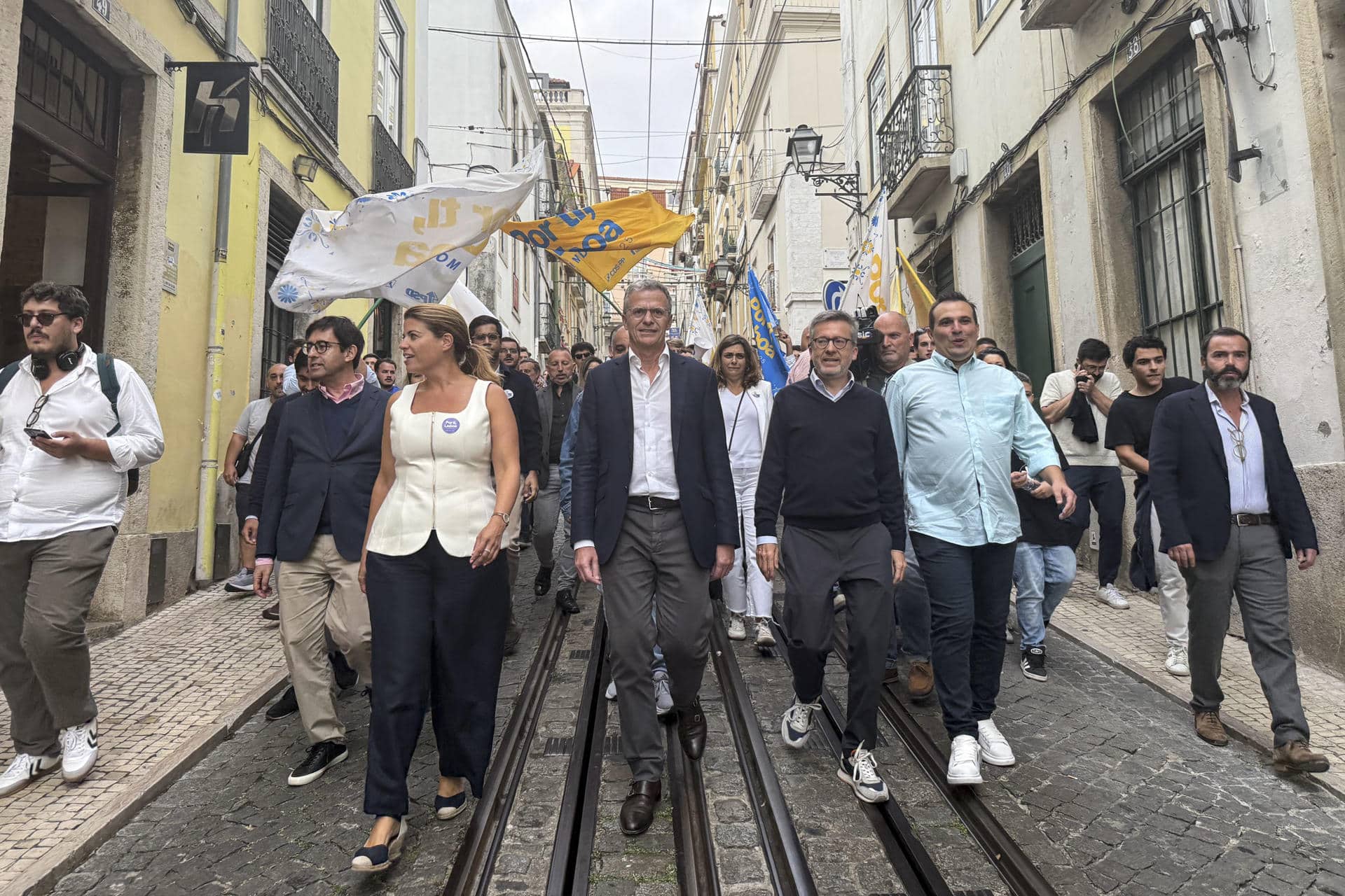 El alcalde de Lisboa, el conservador Carlos Moedas (3d), junto a su equipo de campaña en una acción de contacto directo con los votantes en el barrio de la Bica, en el centro de la capital portuguesa. EFE/Susana Samhan.
