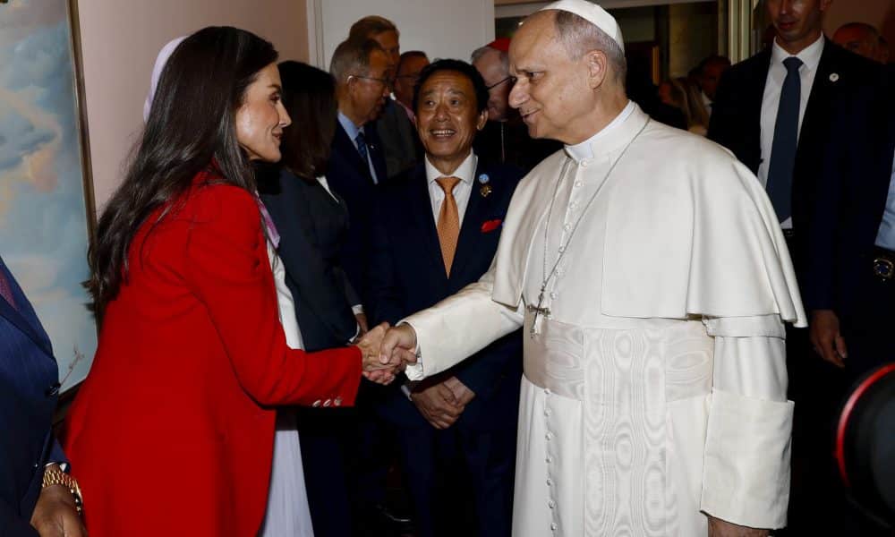 La reina Letizia saluda al papa León XIV, a su llegada este jueves a la FAO. EFE/Casa Real/Francisco Gómez -SOLO USO EDITORIAL/SOLO DISPONIBLE PARA ILUSTRAR LA NOTICIA QUE ACOMPAÑA (CRÉDITO OBLIGATORIO)-
