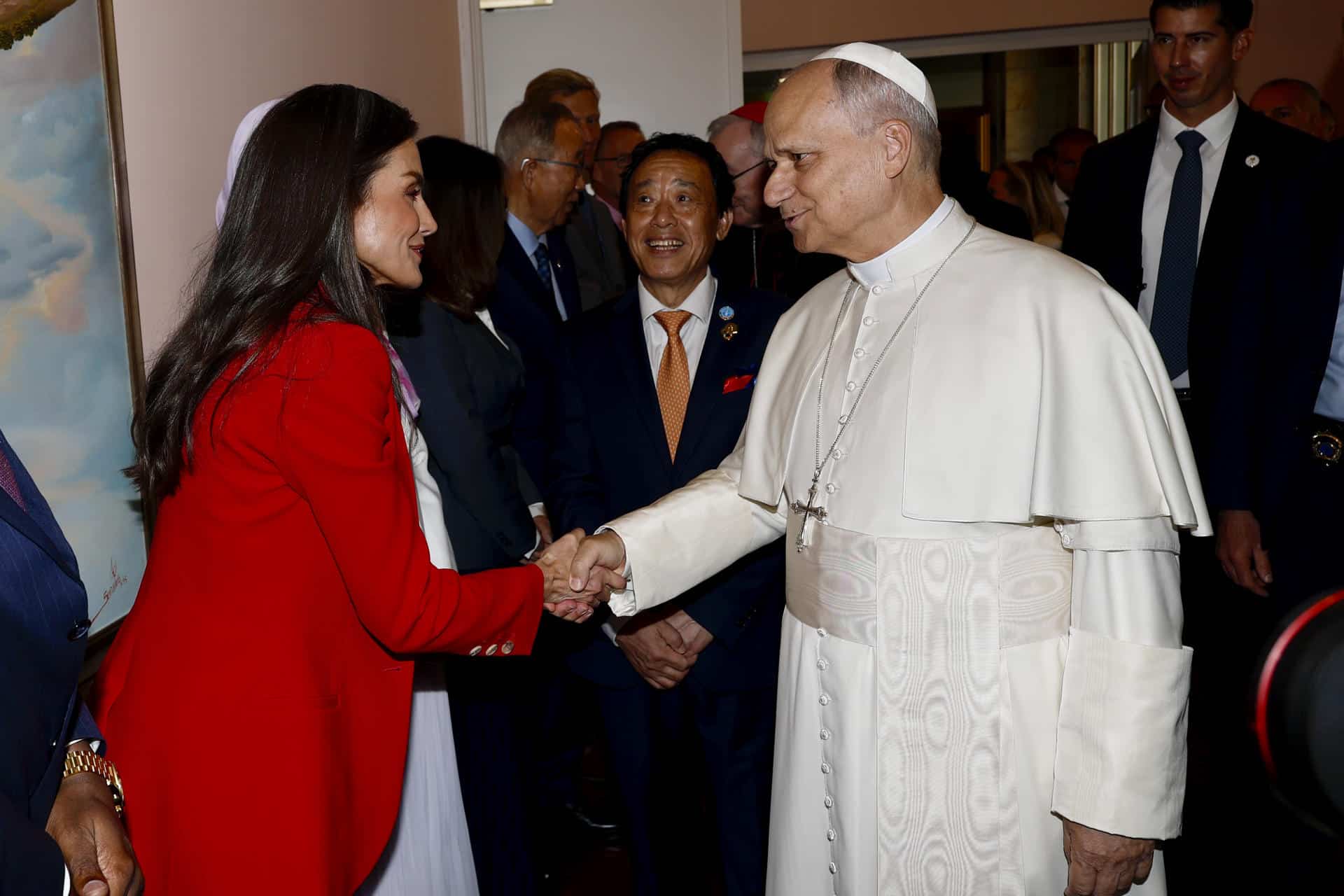 La reina Letizia saluda al papa León XIV, a su llegada este jueves a la FAO. EFE/Casa Real/Francisco Gómez -SOLO USO EDITORIAL/SOLO DISPONIBLE PARA ILUSTRAR LA NOTICIA QUE ACOMPAÑA (CRÉDITO OBLIGATORIO)-