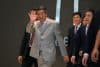 Kuala Lumpur (Malaysia), 25/10/2025.- Chinese Vice Premier He Lifeng waves as he as he leaves a hotel during ongoing trade talks between the United States and China, in Kuala Lumpur, Malaysia, 25 October 2025, on the sidelines of the 47th Asean Summit and Related Summits. (Malasia, Estados Unidos) EFE/EPA/HOW HWEE YOUNG
