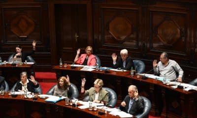 Un grupo de senadores uruguayos de la bancada del Frente Amplio al votar este miércoles, 15 de octubre, durante el debate del proyecto de ley "Muerte Digna", que legaliza la eutanasia en Uruguay, en la sede del Parlamento en Montevideo. EFE/Federico Gutiérrez