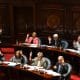 Un grupo de senadores uruguayos de la bancada del Frente Amplio al votar este miércoles, 15 de octubre, durante el debate del proyecto de ley "Muerte Digna", que legaliza la eutanasia en Uruguay, en la sede del Parlamento en Montevideo. EFE/Federico Gutiérrez