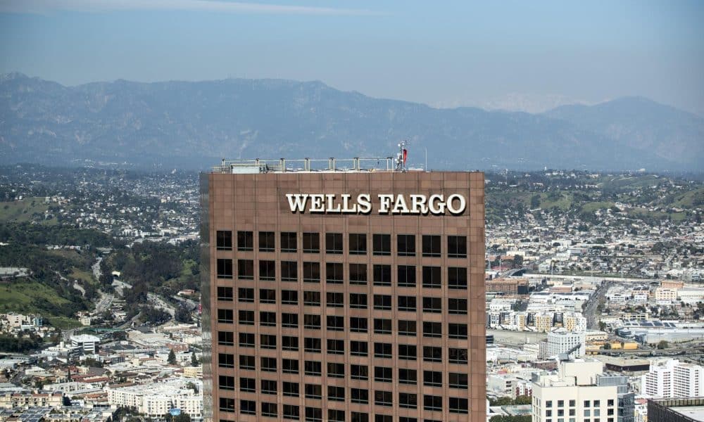 Fotografía de archivo tomada desde el piso 61 de la US Bank Tower que muestra el edificio del banco 'Wells Fargo' en el centro de Los Ángeles, California, EE. UU.-.EFE/ETIENNE LAURENT