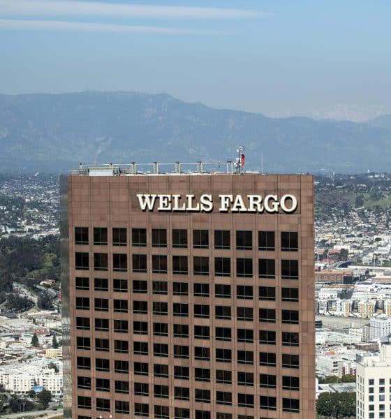 Fotografía de archivo tomada desde el piso 61 de la US Bank Tower que muestra el edificio del banco 'Wells Fargo' en el centro de Los Ángeles, California, EE. UU.-.EFE/ETIENNE LAURENT