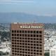 Fotografía de archivo tomada desde el piso 61 de la US Bank Tower que muestra el edificio del banco 'Wells Fargo' en el centro de Los Ángeles, California, EE. UU.-.EFE/ETIENNE LAURENT
