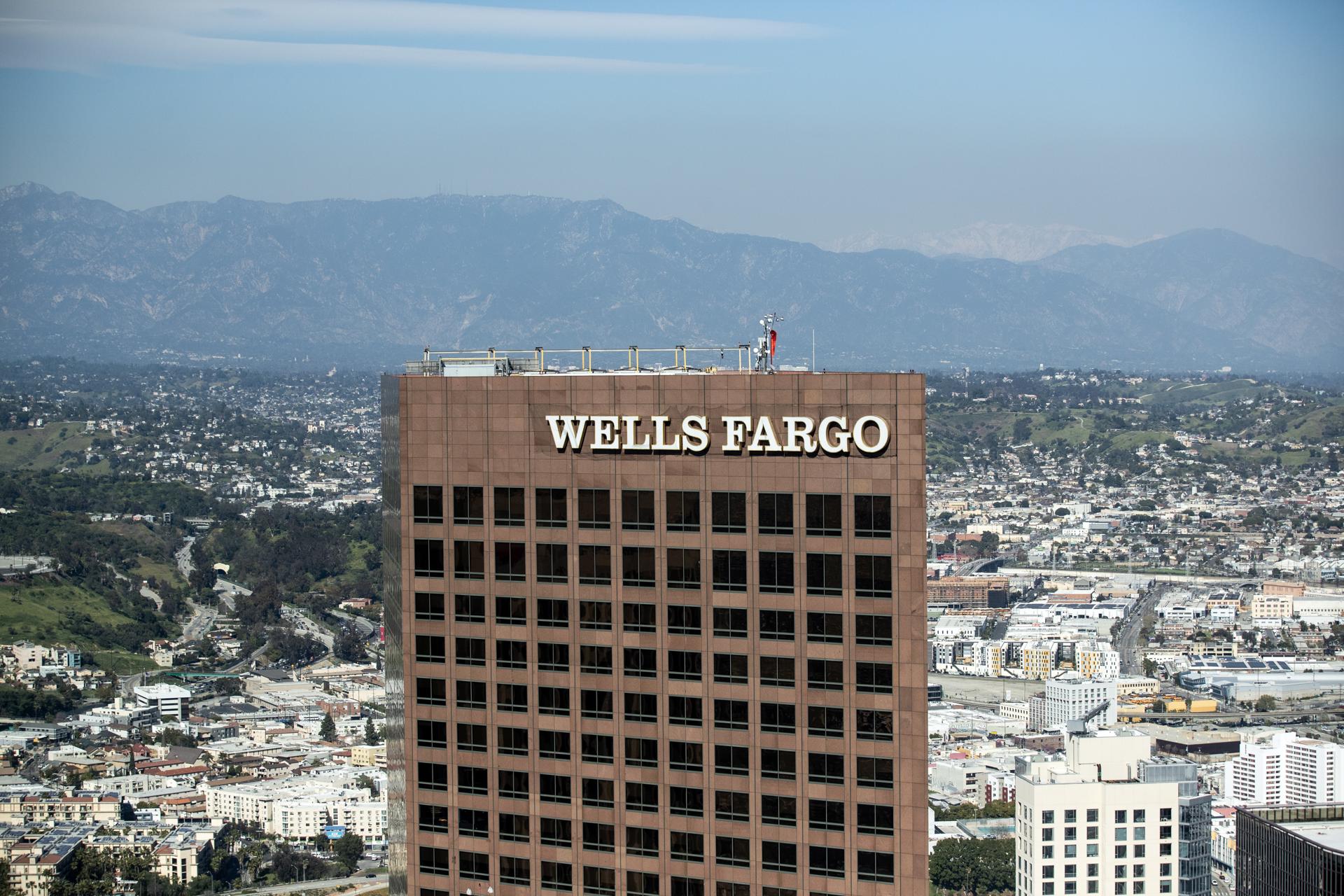 Fotografía de archivo tomada desde el piso 61 de la US Bank Tower que muestra el edificio del banco 'Wells Fargo' en el centro de Los Ángeles, California, EE. UU.-.EFE/ETIENNE LAURENT