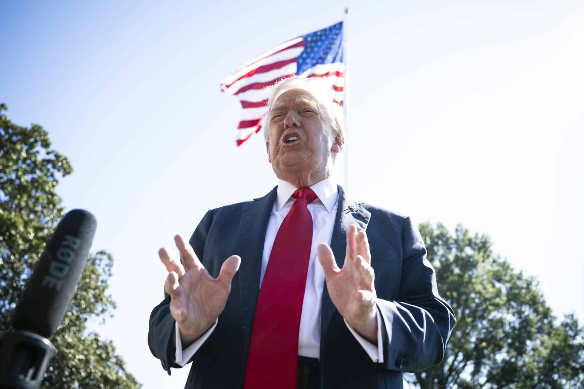 Fotografía del 5 de octubre de 2025 del presidente de Estados Unidos, Donald Trump, hablando con periodistas en Washington (EE.UU.). EFE/ Graeme Sloan POOL