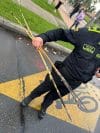 Fotografía tomada de la cuenta en X @SeguridadBOG de la Secretaría de Seguridad de Bogotá de un policía con flechas este viernes, durante una protesta en Bogotá (Colombia). EFE/ Secretaría de Seguridad de Bogotá