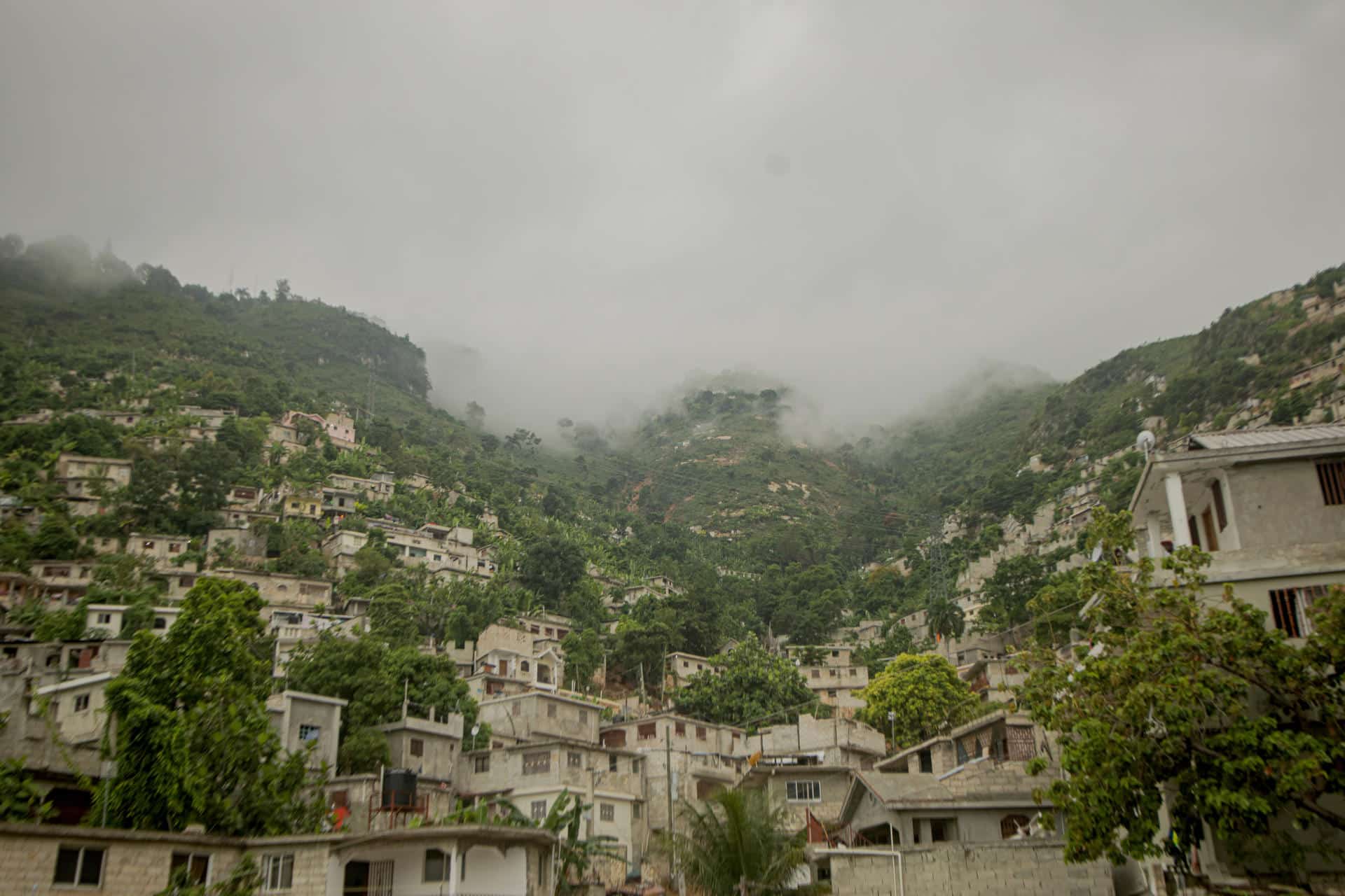 Fotografía que muestra un barrio con nubosidad en Puerto Príncipe (Haití). EFE/ Mentor David Lorens