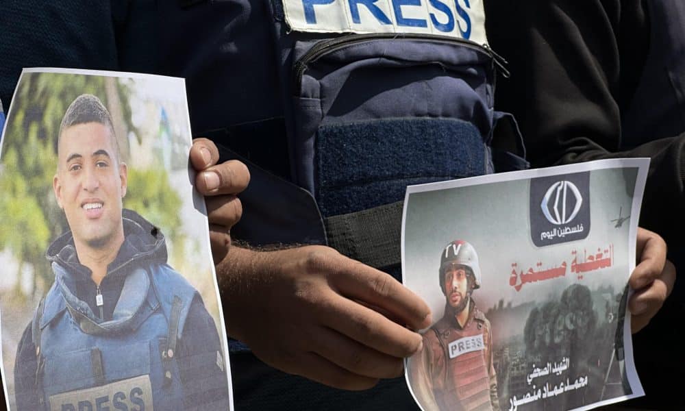 Imagen de archivo de varios periodistas manifestándose en recuerdo de un compañero asesinado en un bombardeo en el norte de Gaza. EFE/ Ahmad Awad