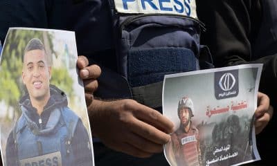 Imagen de archivo de varios periodistas manifestándose en recuerdo de un compañero asesinado en un bombardeo en el norte de Gaza. EFE/ Ahmad Awad