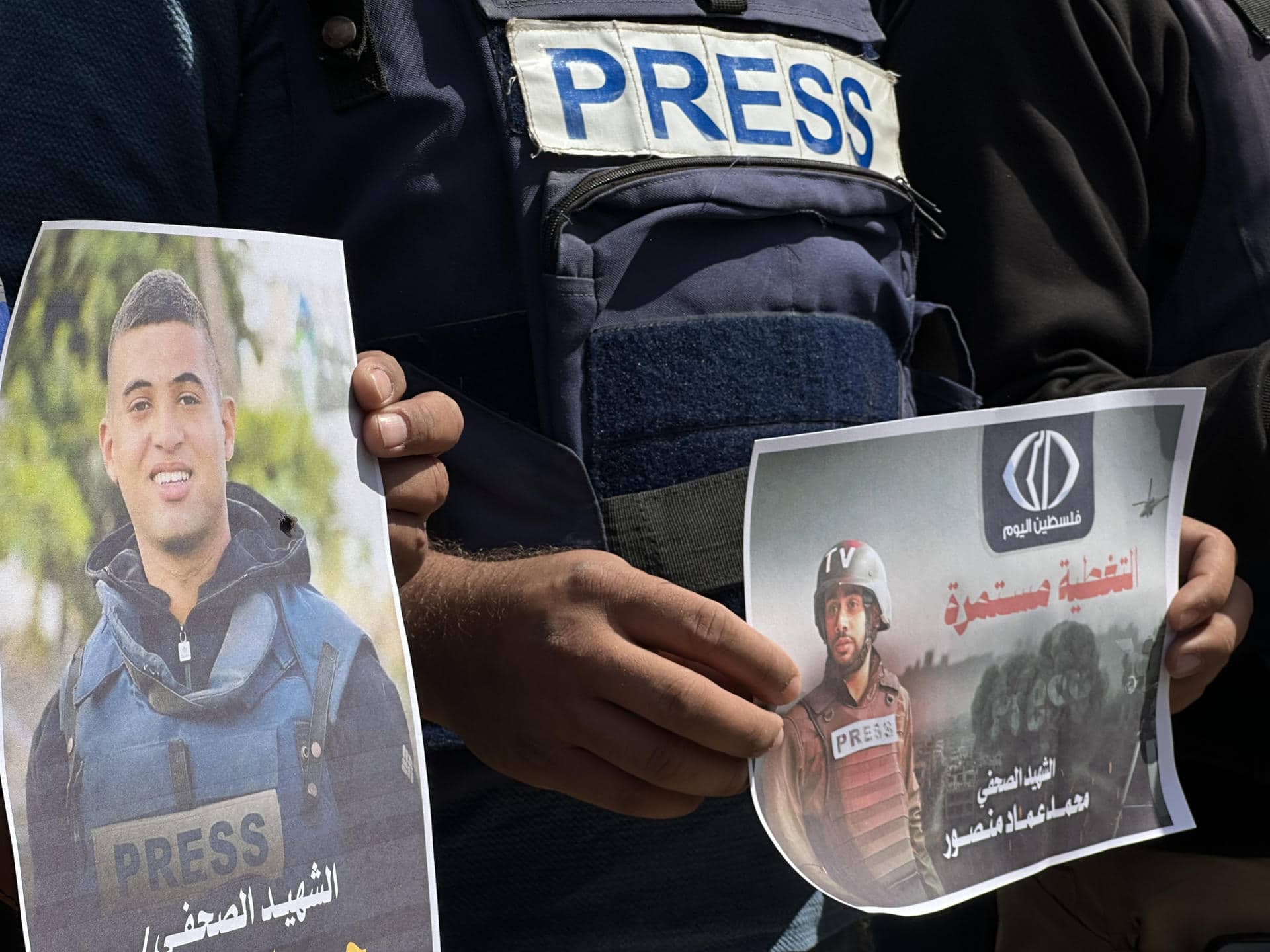 Imagen de archivo de varios periodistas manifestándose en recuerdo de un compañero asesinado en un bombardeo en el norte de Gaza. EFE/ Ahmad Awad