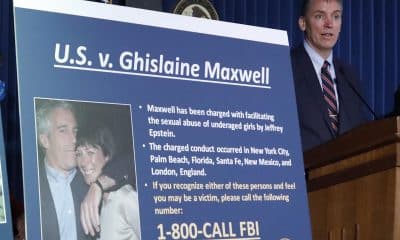 Fotografía de archivo en donde se ve un cartel en el que aparece Ghislaine Maxwell, expareja del abusador Jeffrey Epstein. EFE/JASON SZENES