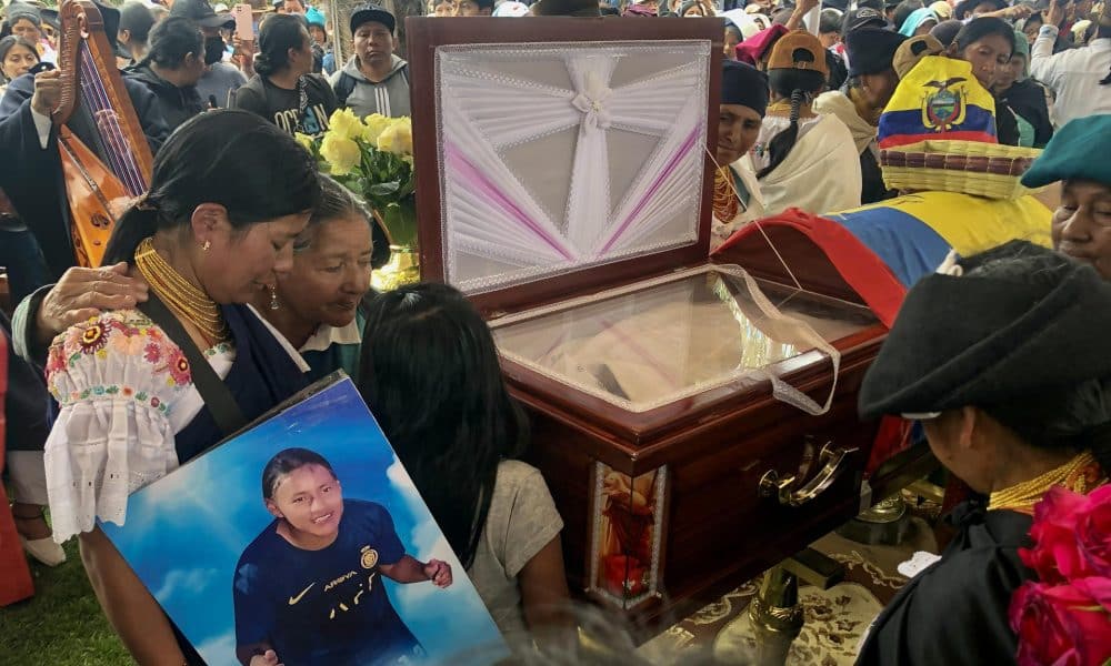 Personas se lamentan junto al féretro de José Guamán durante una movilización este viernes, en Otavalo (Ecuador). EFE/ Washington Benalcázar