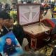 Personas se lamentan junto al féretro de José Guamán durante una movilización este viernes, en Otavalo (Ecuador). EFE/ Washington Benalcázar