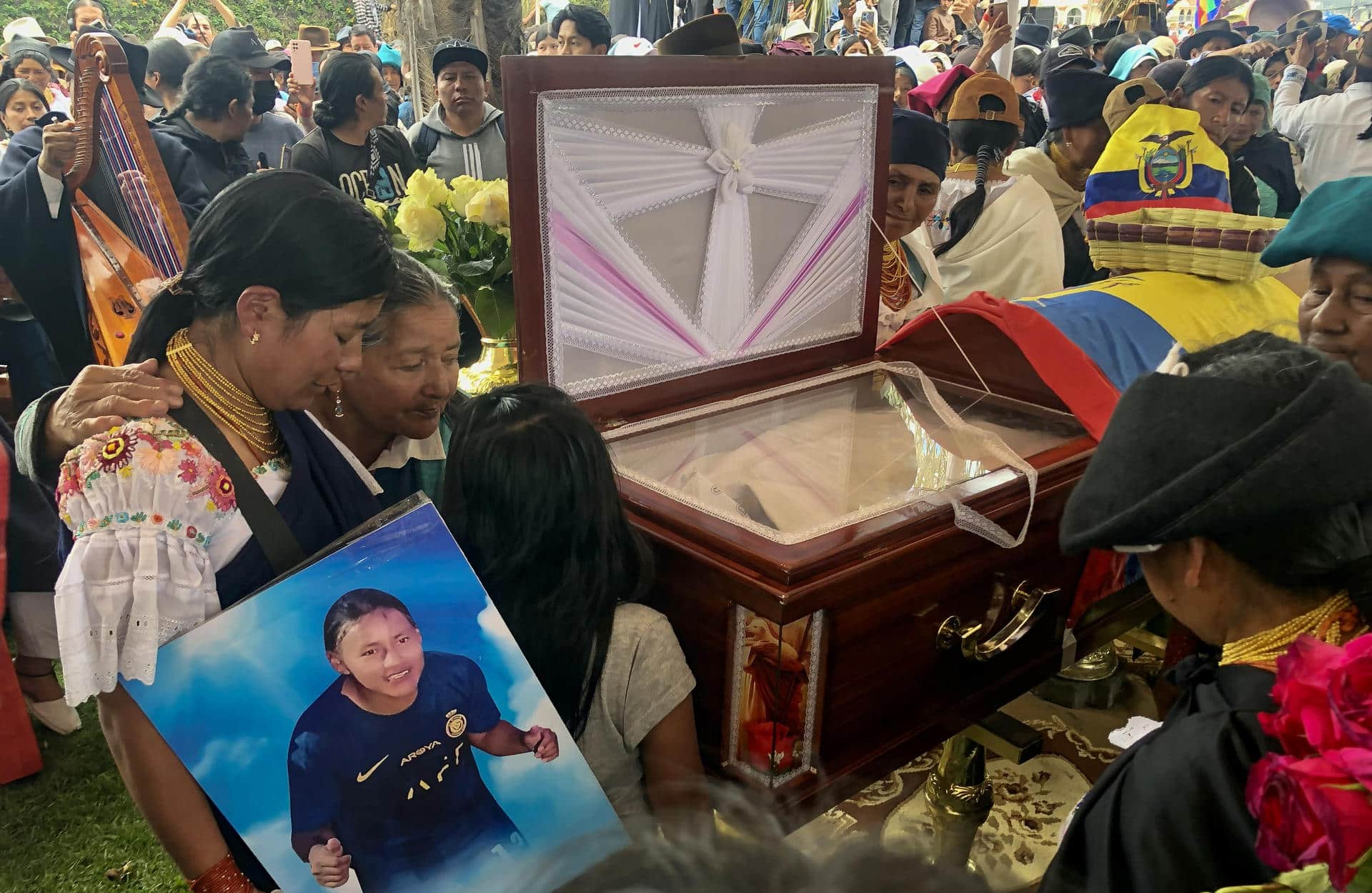 Personas se lamentan junto al féretro de José Guamán durante una movilización este viernes, en Otavalo (Ecuador). EFE/ Washington Benalcázar