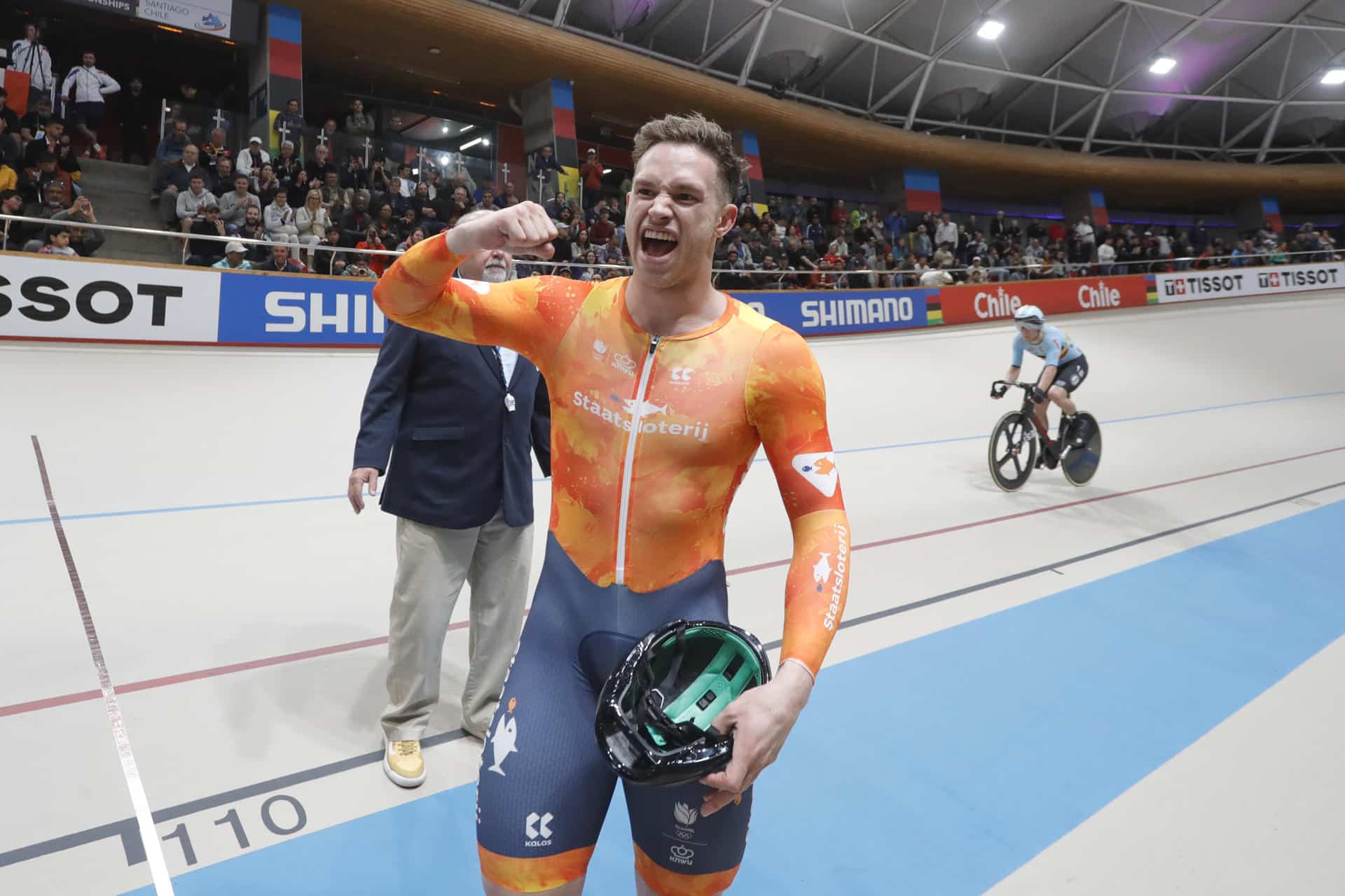 Harrie Lavreysen, de Países Bajos, celebra su triunfo en la prueba de Keirin masculino este jueves en el Campeonato del Mundo de Ciclismo en Pista, en Santiago (Chile). EFE/ Osvaldo Villarroel